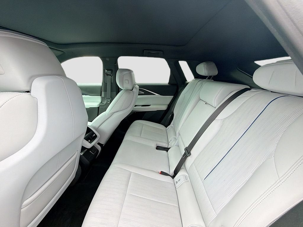 2024 Cadillac LYRIQ Luxury 2