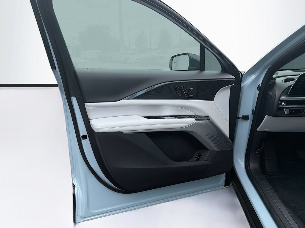 2024 Cadillac LYRIQ Luxury 2