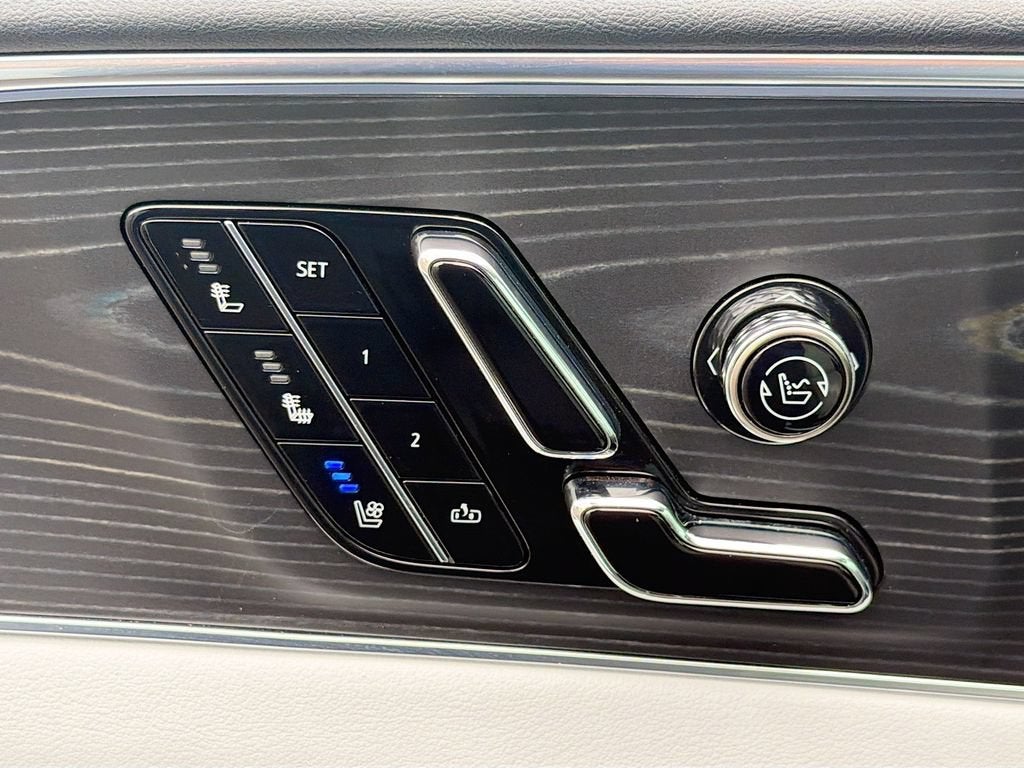 2024 Cadillac LYRIQ Luxury 2
